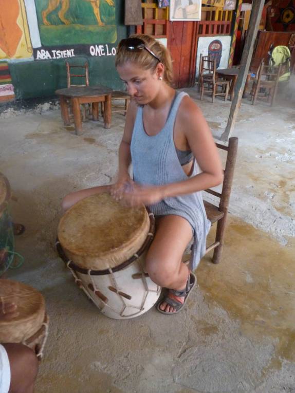 Praticando com tambores garifunas em Livingston, no litoral da Guatemala